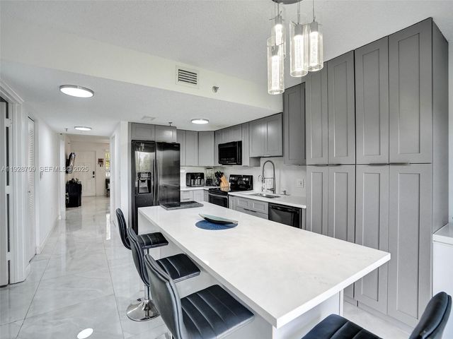 9470 Tangerine Pl 207, Davie, FL 33324