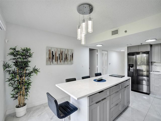 9470 Tangerine Pl 207, Davie, FL 33324