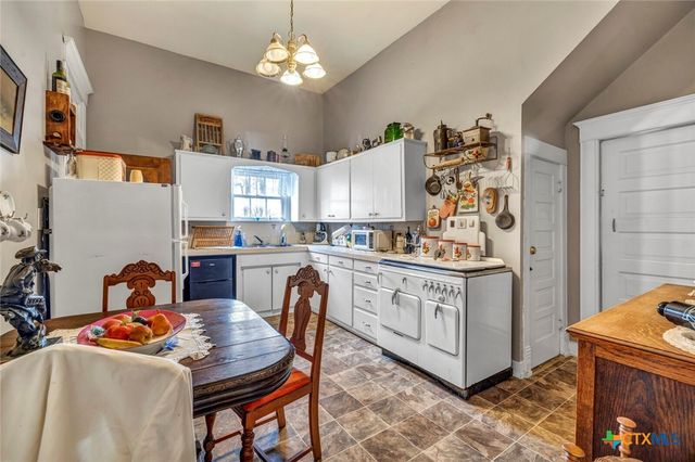 606 S Key Avenue, Lampasas, TX 76550