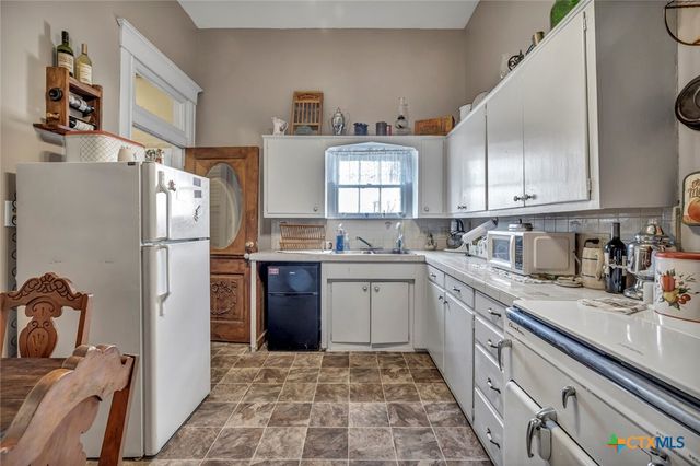 606 S Key Avenue, Lampasas, TX 76550