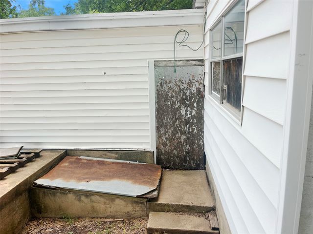 210 W Dexter Street, Sherman, TX 75092