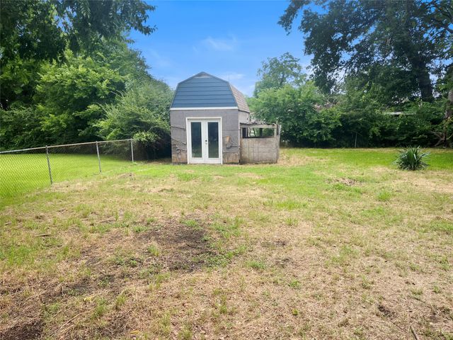 210 W Dexter Street, Sherman, TX 75092