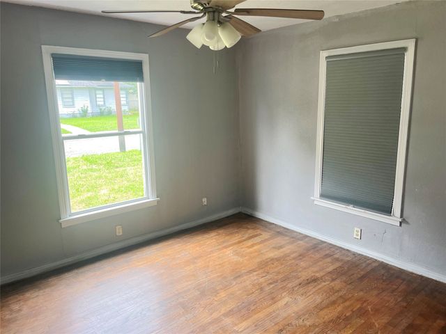 210 W Dexter Street, Sherman, TX 75092