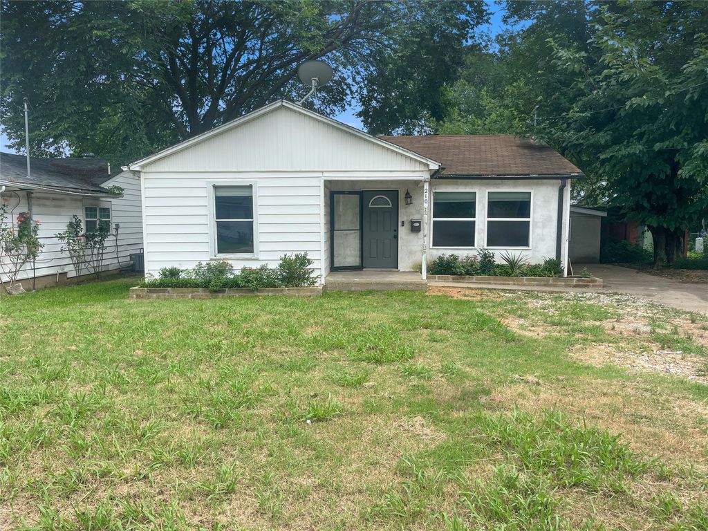 210 W Dexter Street, Sherman, TX 75092