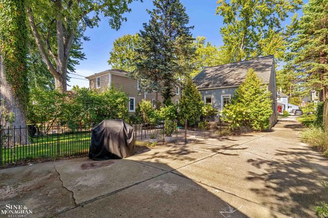 277 Ridgemont Road, Grosse Pointe Farms, MI 48236