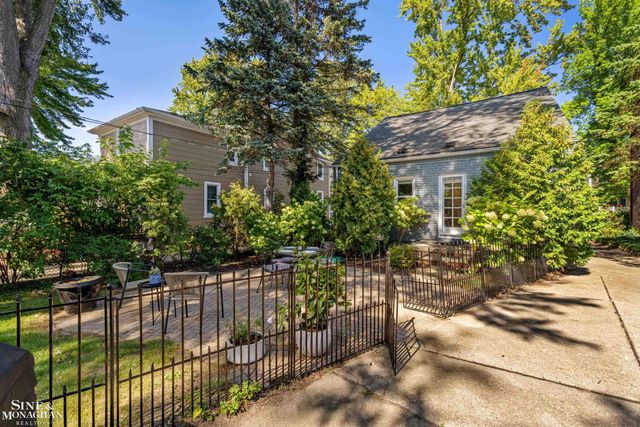 277 Ridgemont Road, Grosse Pointe Farms, MI 48236
