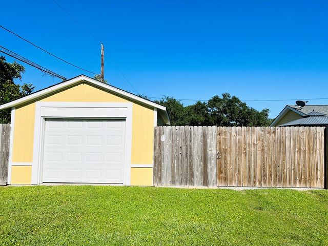 1230 Red Bird Dr, Rockport, TX 78382