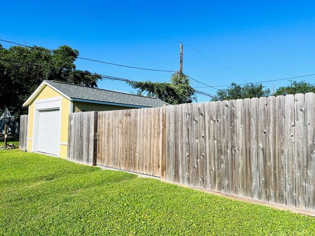 1230 Red Bird Dr, Rockport, TX 78382