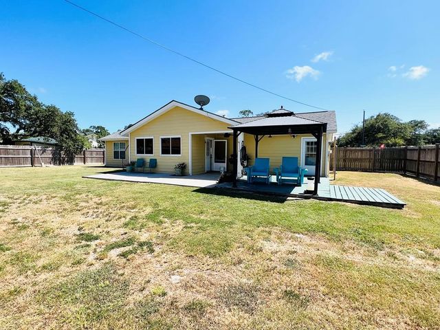 1230 Red Bird Dr, Rockport, TX 78382