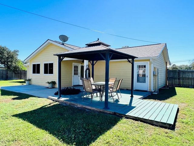 1230 Red Bird Dr, Rockport, TX 78382