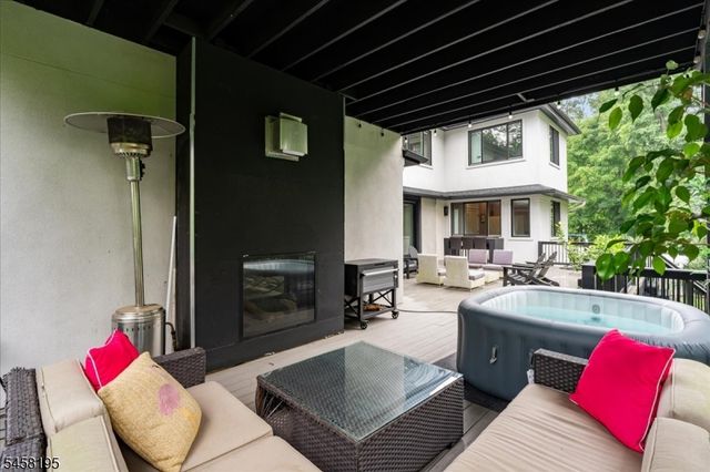25 Oakwood Dr, New Providence Boro, NJ 07974