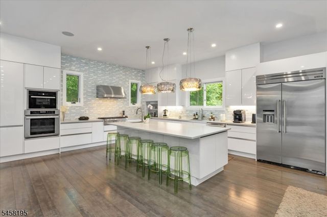 25 Oakwood Dr, New Providence Boro, NJ 07974