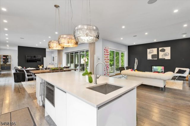25 Oakwood Dr, New Providence Boro, NJ 07974