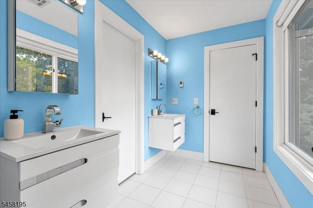 25 Oakwood Dr, New Providence Boro, NJ 07974