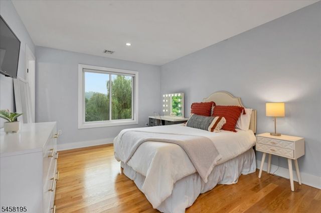 25 Oakwood Dr, New Providence Boro, NJ 07974