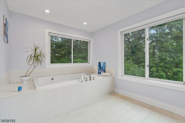 25 Oakwood Dr, New Providence Boro, NJ 07974