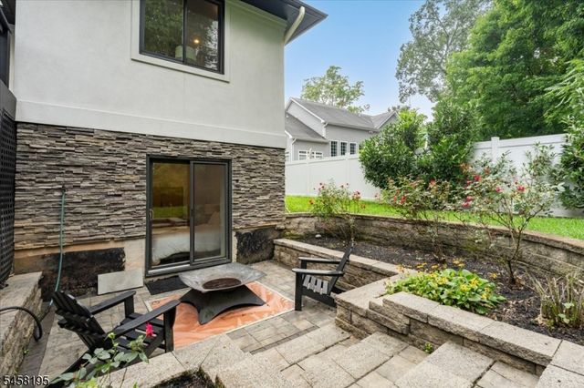 25 Oakwood Dr, New Providence Boro, NJ 07974