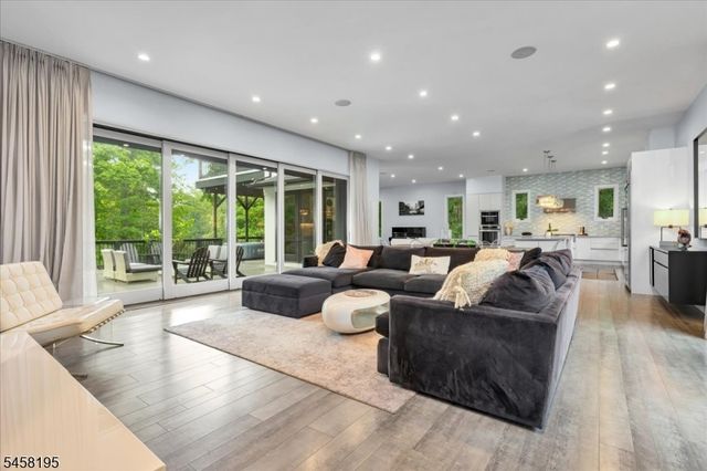 25 Oakwood Dr, New Providence Boro, NJ 07974