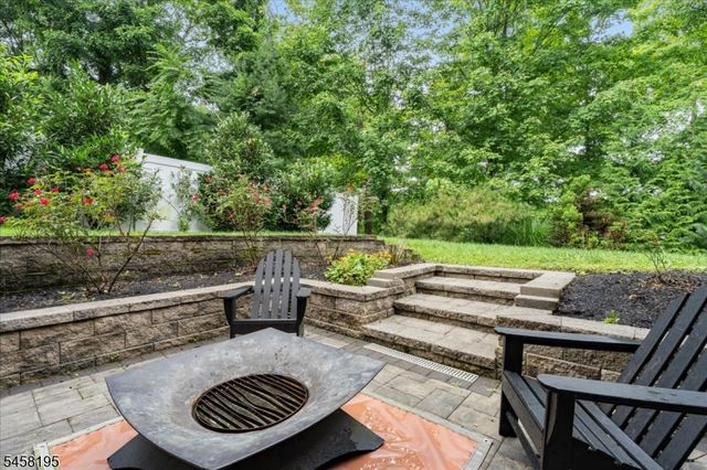 25 Oakwood Dr, New Providence Boro, NJ 07974