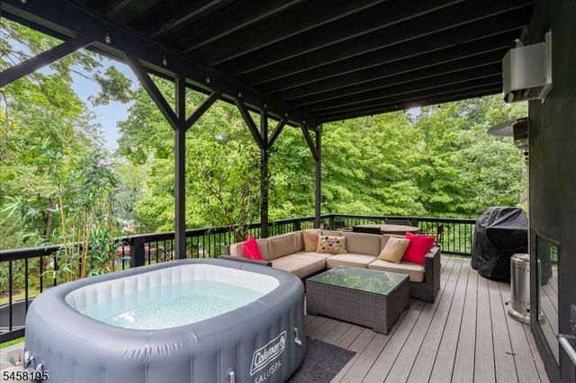 25 Oakwood Dr, New Providence Boro, NJ 07974