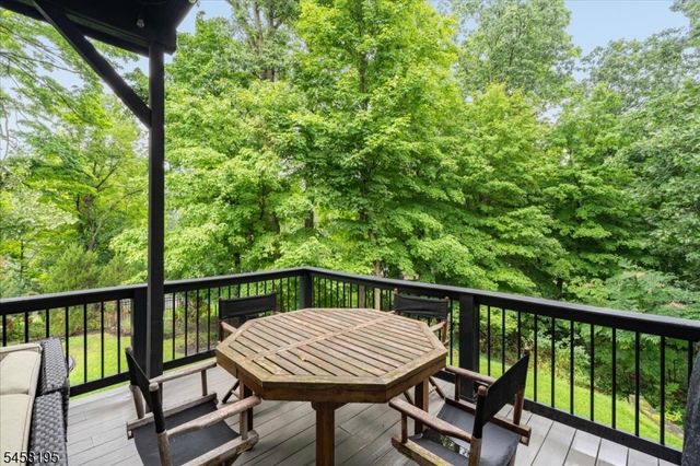 25 Oakwood Dr, New Providence Boro, NJ 07974
