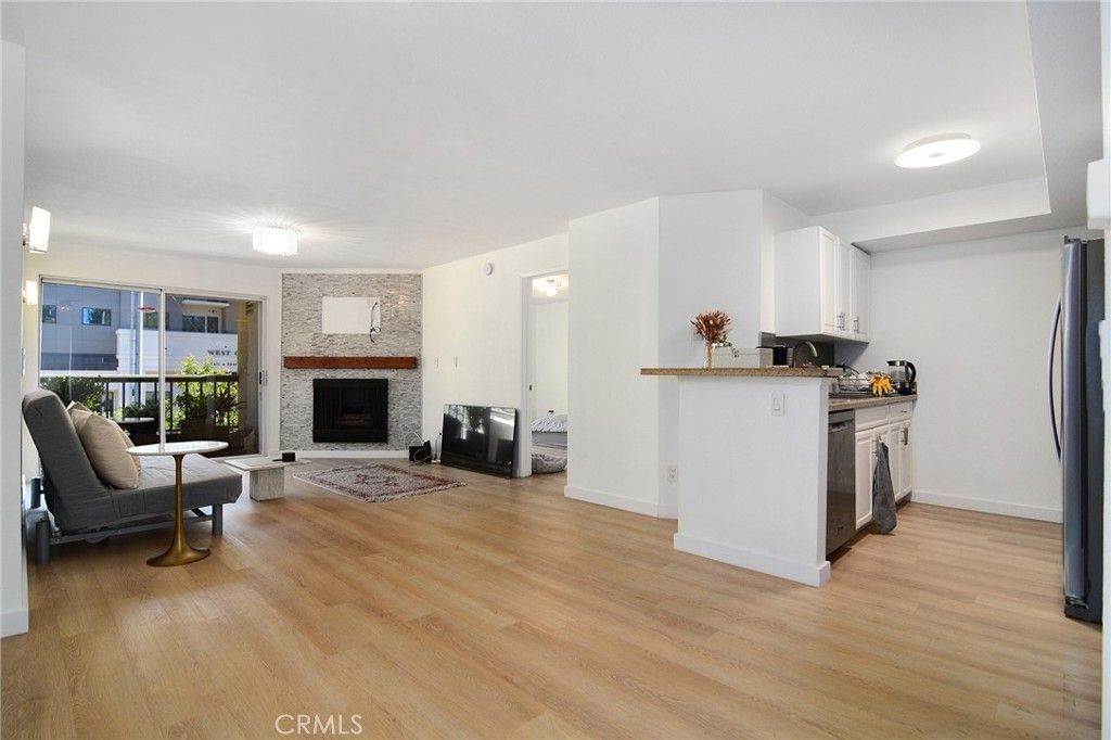 21400 Burbank Boulevard 202, Woodland Hills, CA 91367 — photo 2
