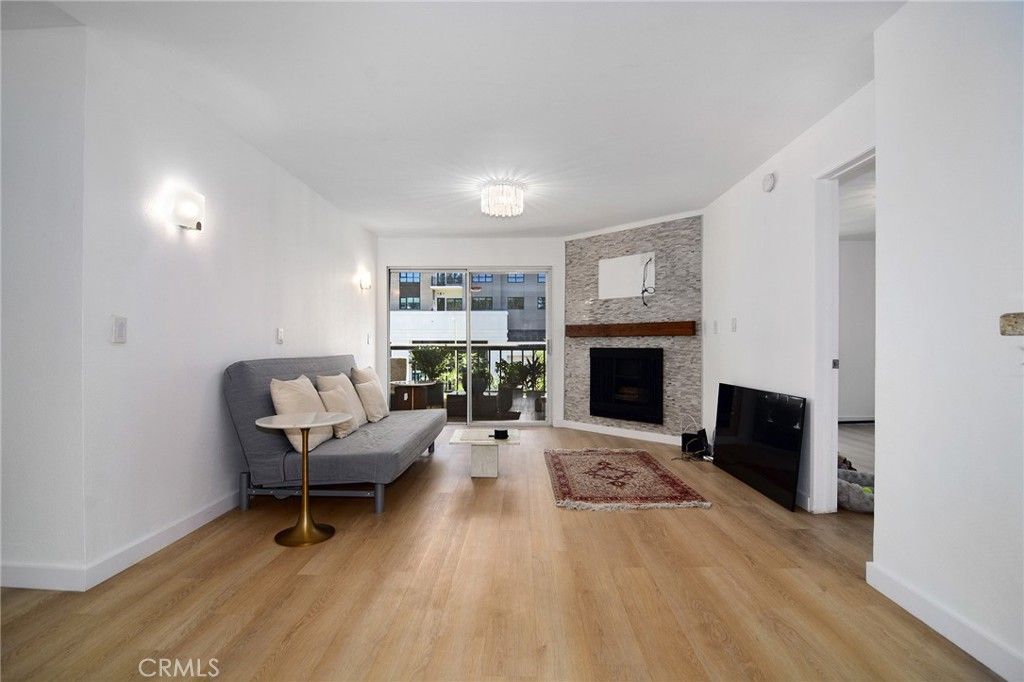 21400 Burbank Boulevard 202, Woodland Hills, CA 91367 — photo 3