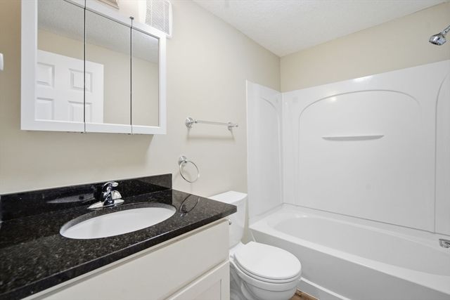 15 Maple Crest Cir D, Holyoke, MA 01040