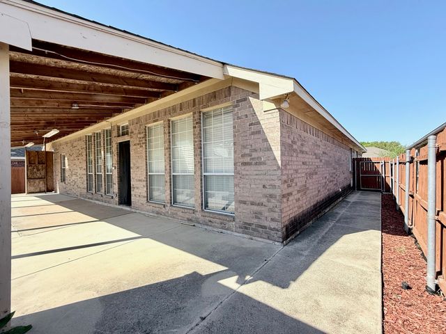 8166 Berkshire Drive, Fort Worth, TX 76137