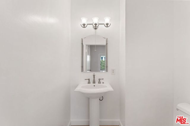 623 N Poinsettia Place, Los Angeles, CA 90036