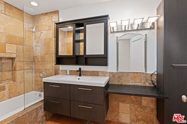 623 N Poinsettia Place, Los Angeles, CA 90036