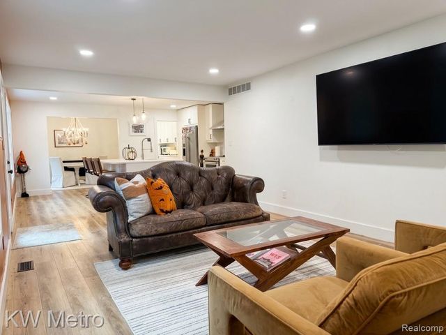 1476 Chanticlair Circle, Wixom, MI 48393