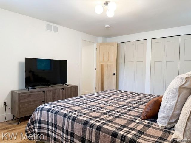 1476 Chanticlair Circle, Wixom, MI 48393