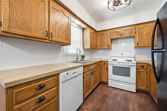 6807 N Brookside Road, Pleasant Valley, MO 64068