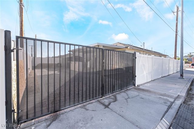 878 West Lake Mead Boulevard, Las Vegas, NV 89106