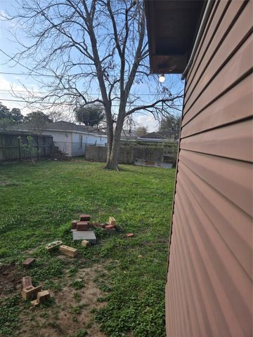 2216 3rd Street, Houston, TX 77547