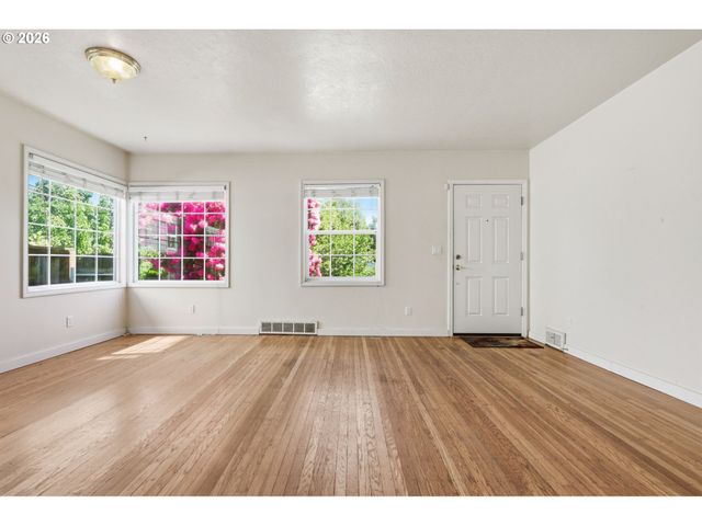 5226 N AMHERST St, Portland, OR 97203