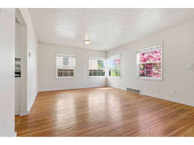 5226 N AMHERST St, Portland, OR 97203