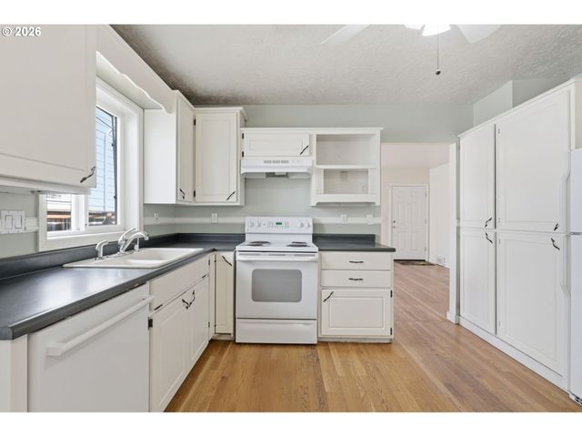 5226 N AMHERST St, Portland, OR 97203
