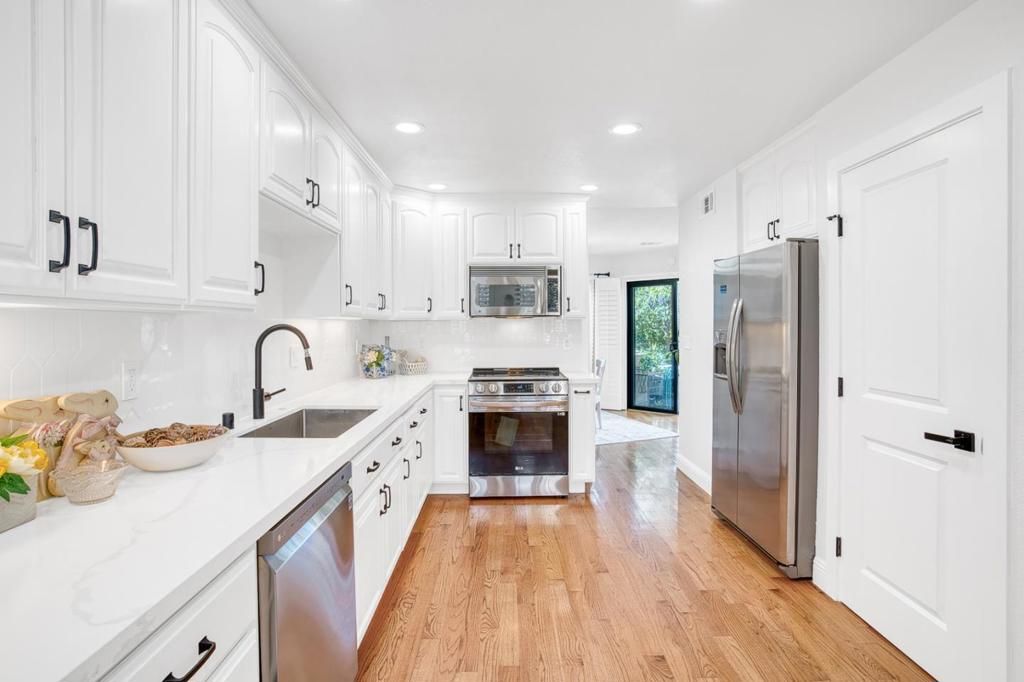 Image 8 of property listing at 227 Ada Avenue B, Mountain View, CA 94043