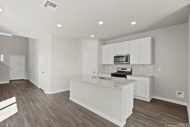 8854 Black Oak Drive, Elmendorf, TX 78112