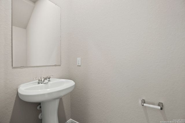 8854 Black Oak Drive, Elmendorf, TX 78112