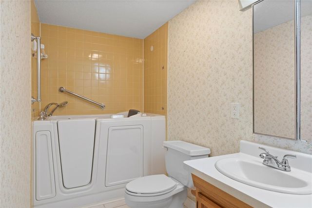 688 LAKE VILLAS DRIVE 688, Altamonte Springs, FL 32701