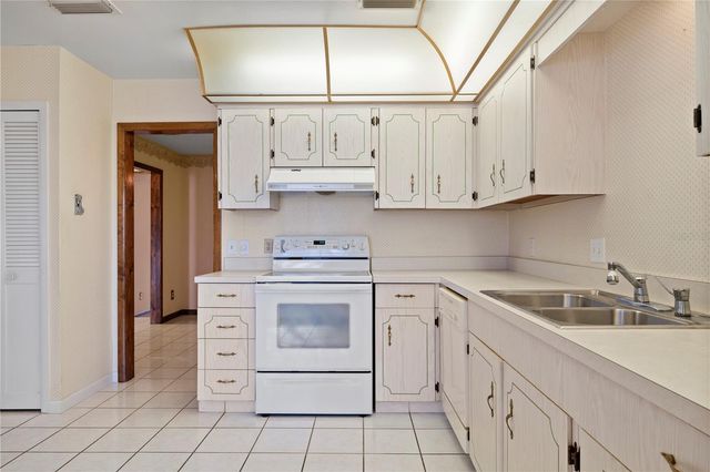 688 LAKE VILLAS DRIVE 688, Altamonte Springs, FL 32701