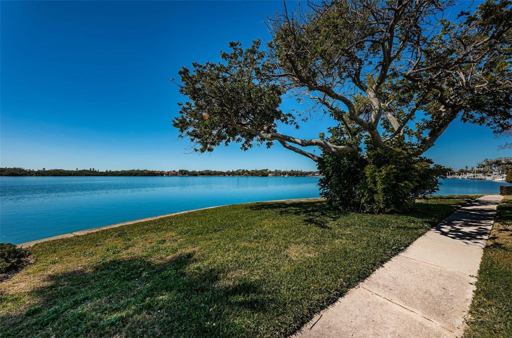 Image 10 of property listing at 5011 STARFISH DRIVE SE C, St Petersburg, FL 33705