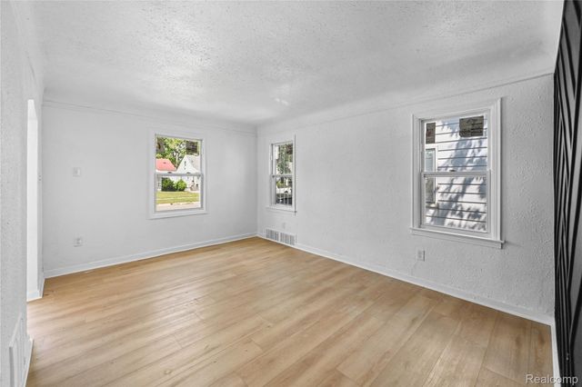 9016 Auburn Street, Detroit, MI 48228