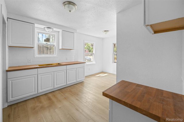 9016 Auburn Street, Detroit, MI 48228