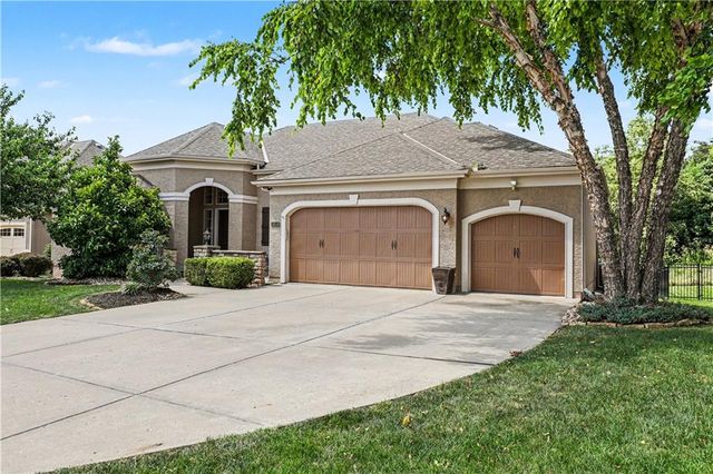 1616 NE Daltons Ridge Drive, Lee's Summit, MO 64064