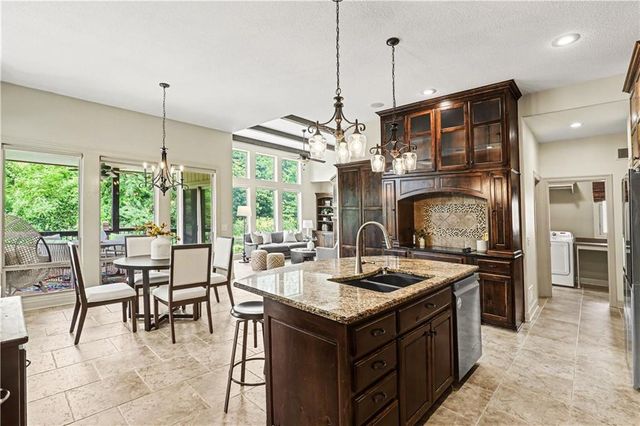 1616 NE Daltons Ridge Drive, Lee's Summit, MO 64064
