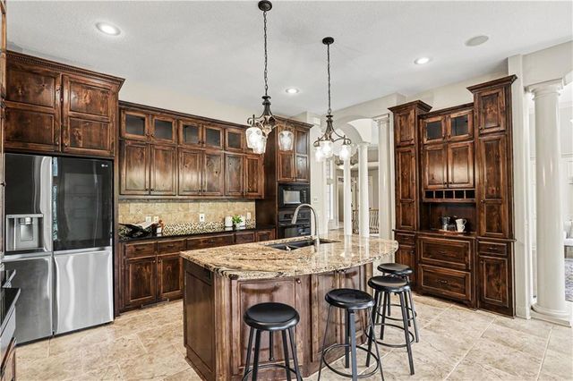 1616 NE Daltons Ridge Drive, Lee's Summit, MO 64064